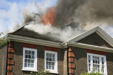 evin çatısında yangın