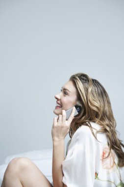 Cep telefonu kullanan kadın