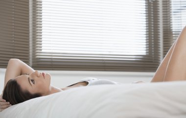 Yatakta uzanan kadın