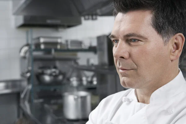 Chef masculino con los brazos cruzados — Foto de Stock