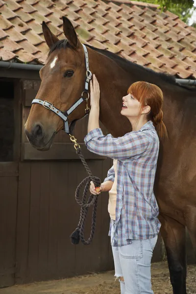 Vrouw kinderboerderij paard — Stockfoto