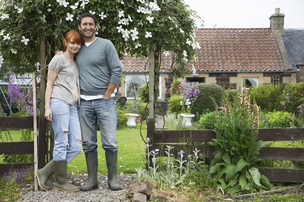 Paar im Stehen — Stockfoto