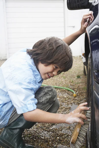 Chlapce mytí auta — Stock fotografie