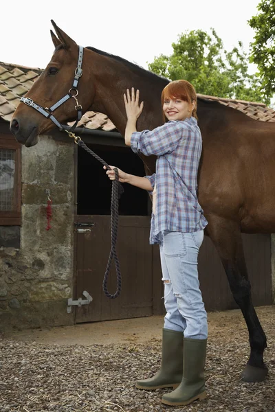 Vrouw kinderboerderij paard — Stockfoto