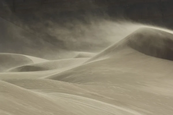 Sand weht über Sanddüne — Stockfoto