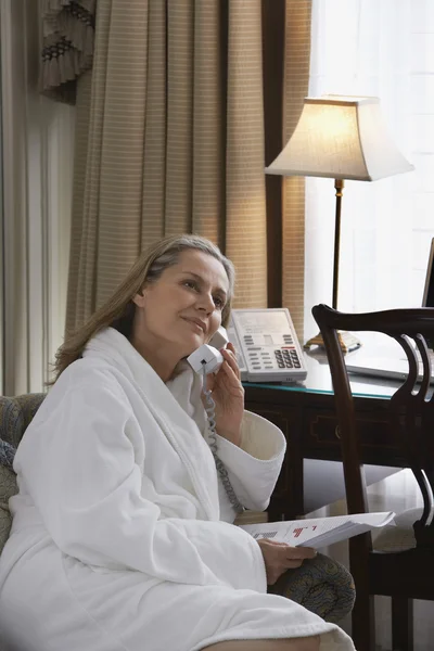 Woman Telephoning in Hotel — Stock Photo, Image