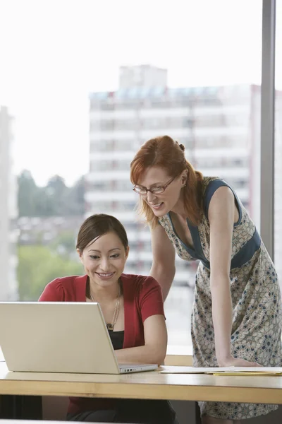 Businesswomen using laptop in the office — Stock Photo, Image