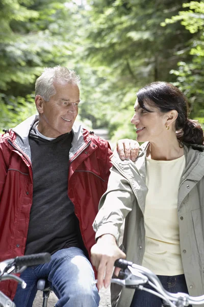 Mann und Frau lächeln — Stockfoto