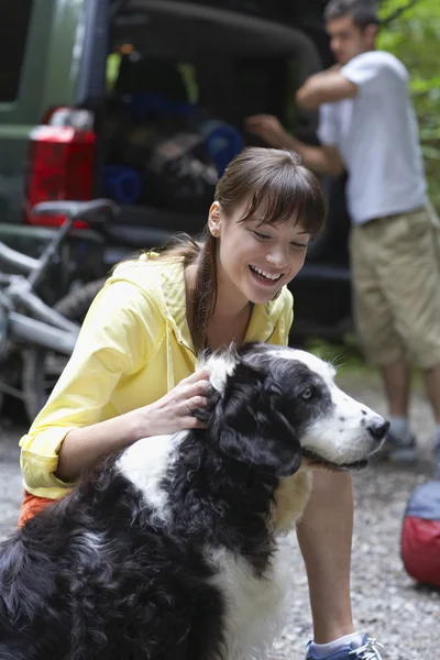 Femme avec chien à l'extérieur — Photo