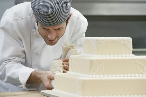 Chef icing wedding cake — Stock Photo, Image