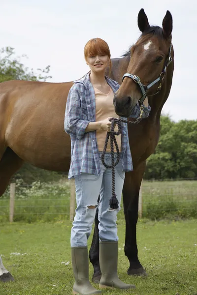 Vrouw kinderboerderij paard — Stockfoto