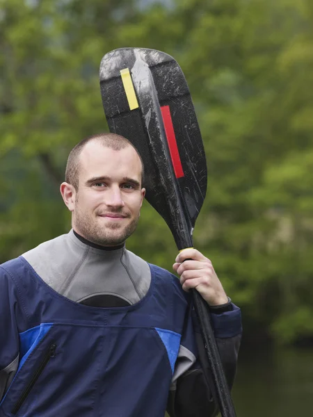 Kayaker trzymając wiosło — Zdjęcie stockowe