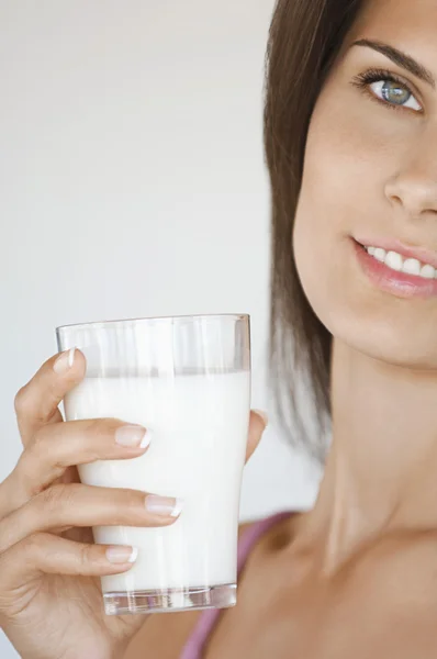 Femme tenant un verre de lait — Photo