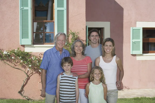 Famiglia con due bambini in piedi — Foto Stock