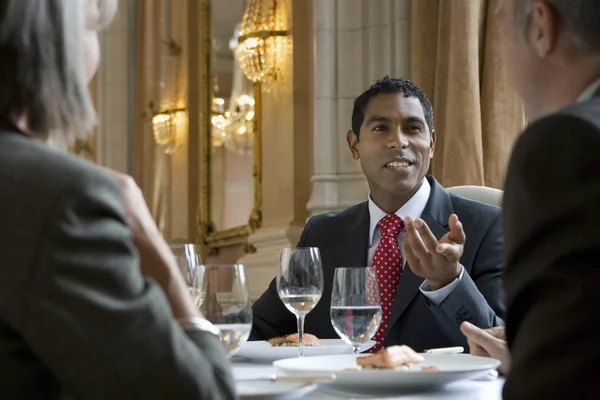 Mensen uit het bedrijfsleven zitten in restaurant — Stockfoto