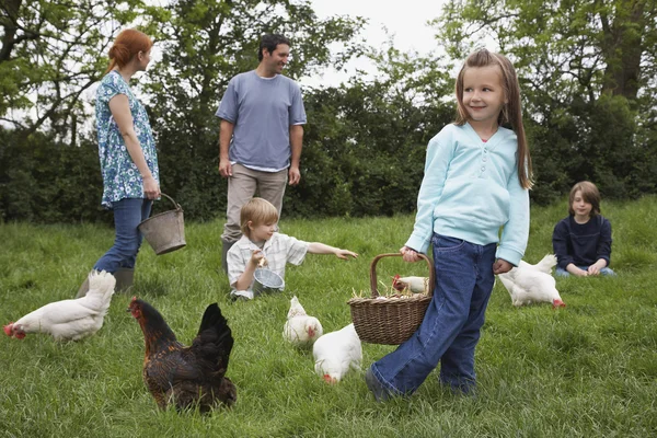 Parents et enfants avec poules — Photo