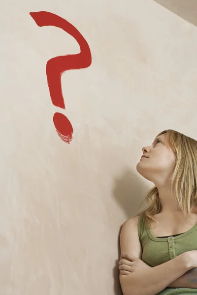 Woman Looking at Question Mark — Stock Photo, Image