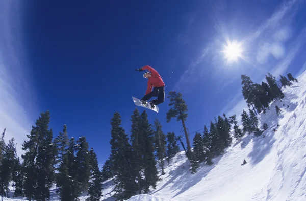 Salto de snowboarder — Fotografia de Stock