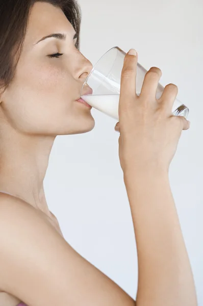 Kobieta pije mleko — Zdjęcie stockowe