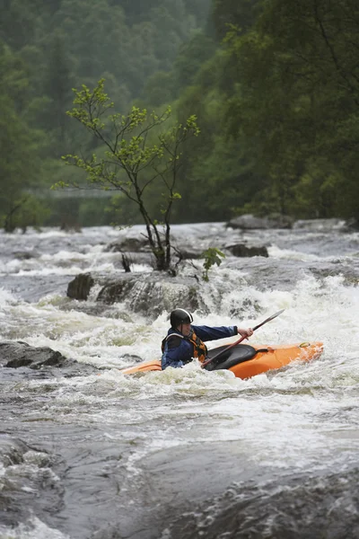 Kayaker w Rapids — Zdjęcie stockowe
