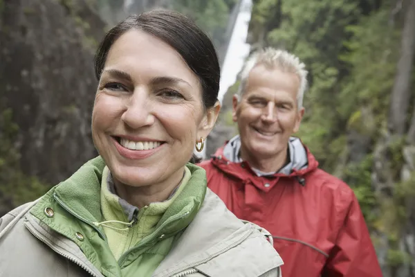 Man and woman smiling — Stock Photo, Image