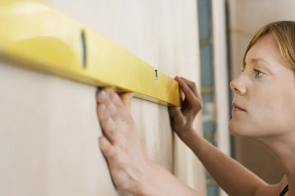 Woman Using spirit level — Stock Photo, Image