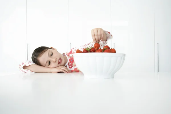 Meisje met een kom vol met aardbeien — Stockfoto