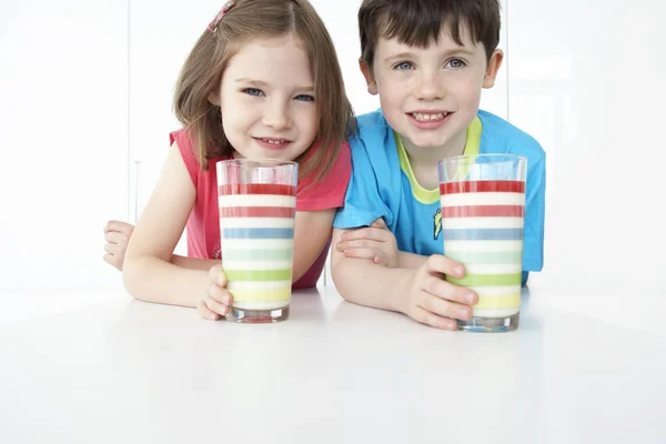 Menino e menina com batidos de leite — Fotografia de Stock