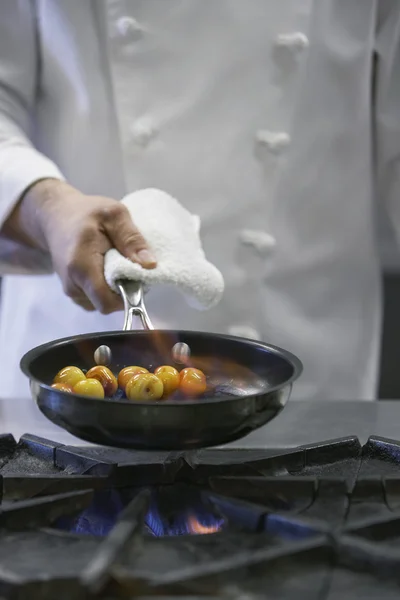 Chef cocinando comida en sartén — Foto de Stock