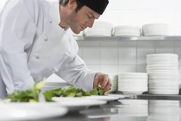 Chef preparing salad — Stock Photo, Image