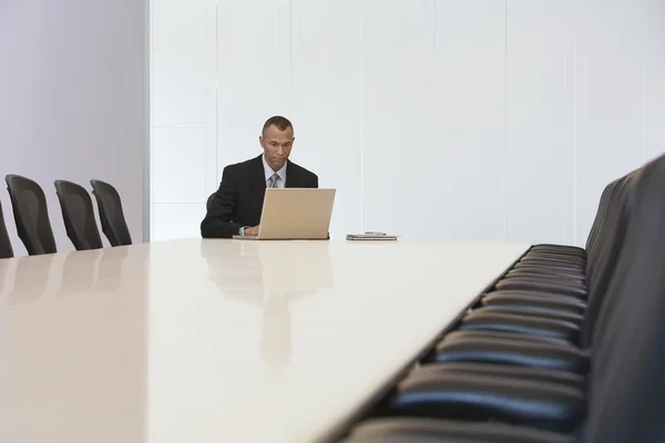 Uomo d'affari che utilizza il computer portatile nella stanza di bordo — Foto Stock