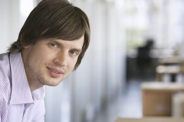 Nahaufnahme Porträt eines jungen Geschäftsmannes — Stockfoto