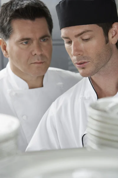 Chef supervising trainee — Stock Photo, Image