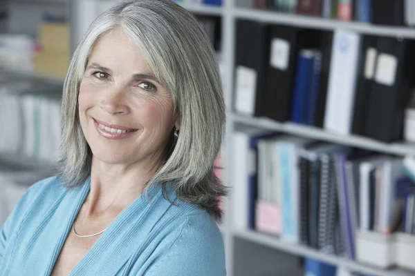 Mujer de negocios de mediana edad sonriendo — Foto de Stock