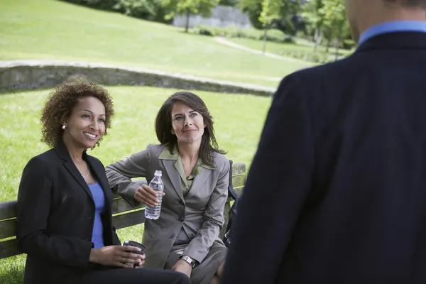 Femmes d'affaires assises sur le banc du parc — Photo