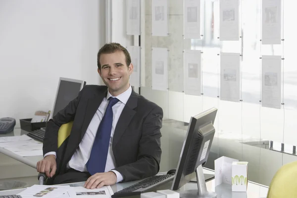 Agent zit aan Bureau — Stockfoto