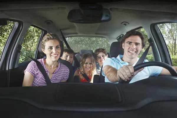 Familia en coche —  Fotos de Stock