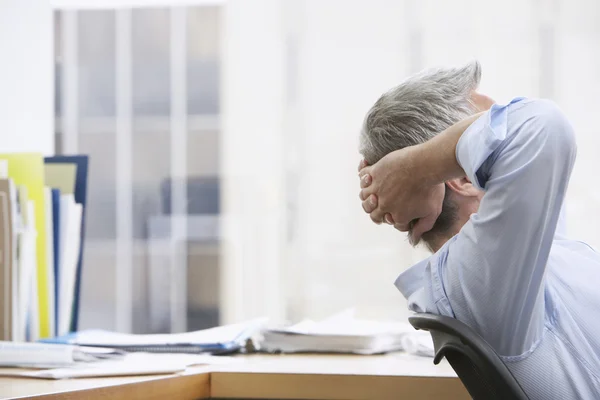 Geschäftsmann entspannt sich — Stockfoto