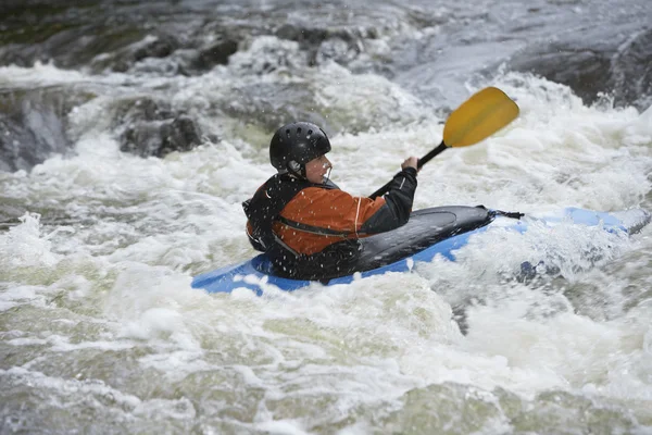 Kayaker en rápidos — Foto de Stock