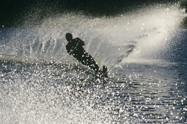 Sciatore d'acqua in azione silhouette — Foto Stock