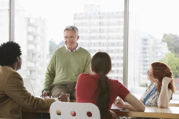 Collega's op kantoor vergadering — Stockfoto