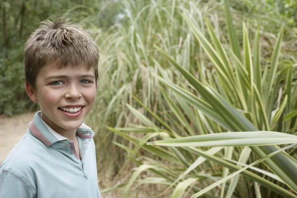 Jongen permanent door buiten plan — Stockfoto