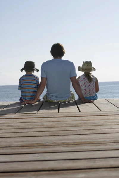 Vater und Kinder sitzen — Stockfoto