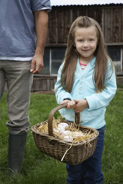 Mädchen hält Korb mit Eiern, — Stockfoto