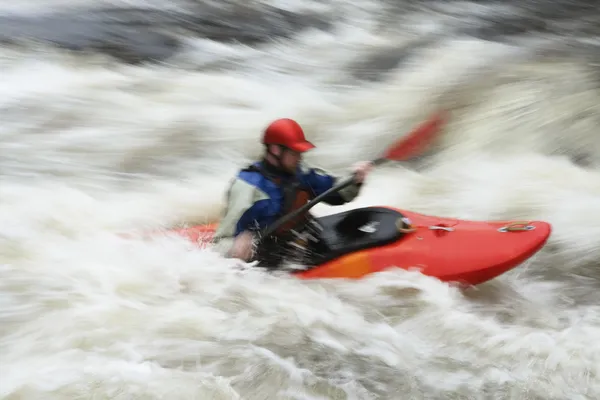 Kayaker dans les rapides — Photo