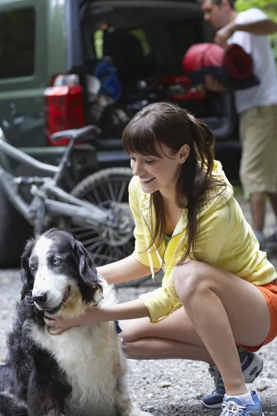 Vrouw met hond buiten — Stockfoto