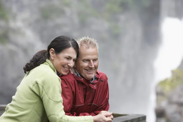 Mannen och kvinnan tittar ner — Stockfoto