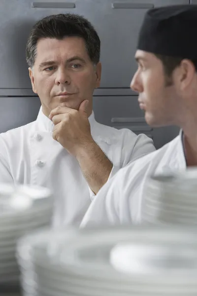 Šéfkuchař dohlížející trainee — Stock fotografie