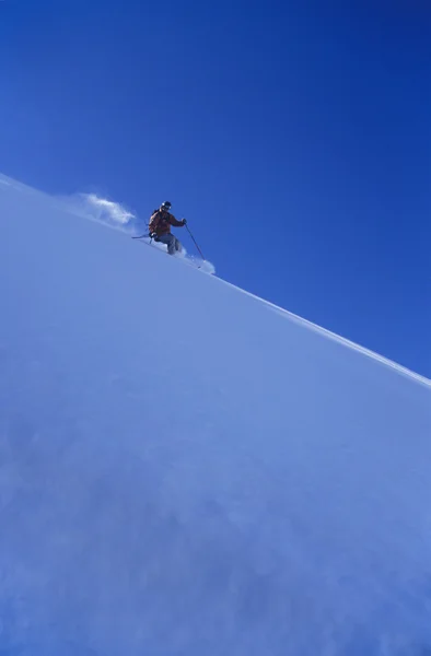 Person beim Skifahren am Hang — Stockfoto