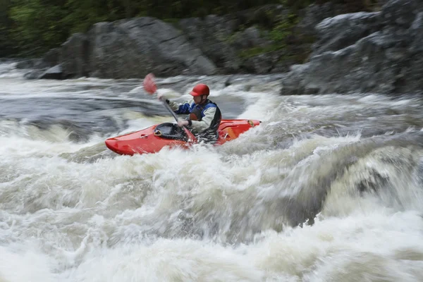 Kayaker w Rapids — Zdjęcie stockowe
